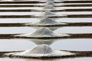 Monticule de sel de guérande dans l'eau peu profonde, stratifié et texturé