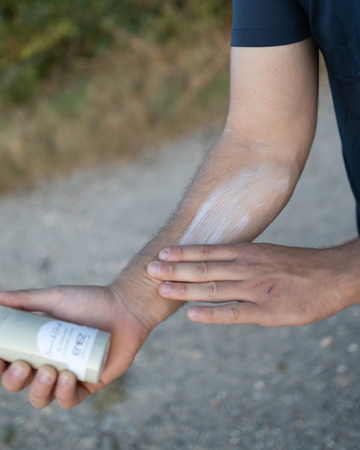 Flacon de lotion solaire blanche avec distributeur à pompe, étiquette claire