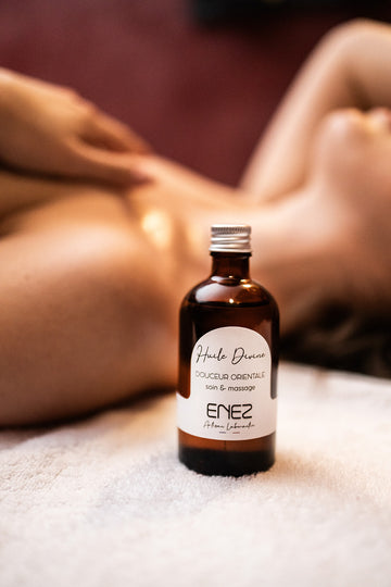 Flacon d'huile de massage Enez avec bouchon doré et étiquette blanche